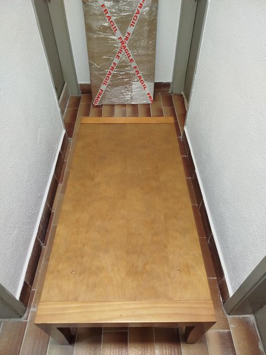 Mesa de centro de sala em madeira com vidro preto
