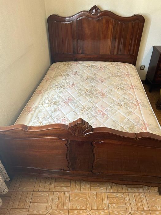 Cama de madeira Queen Anne