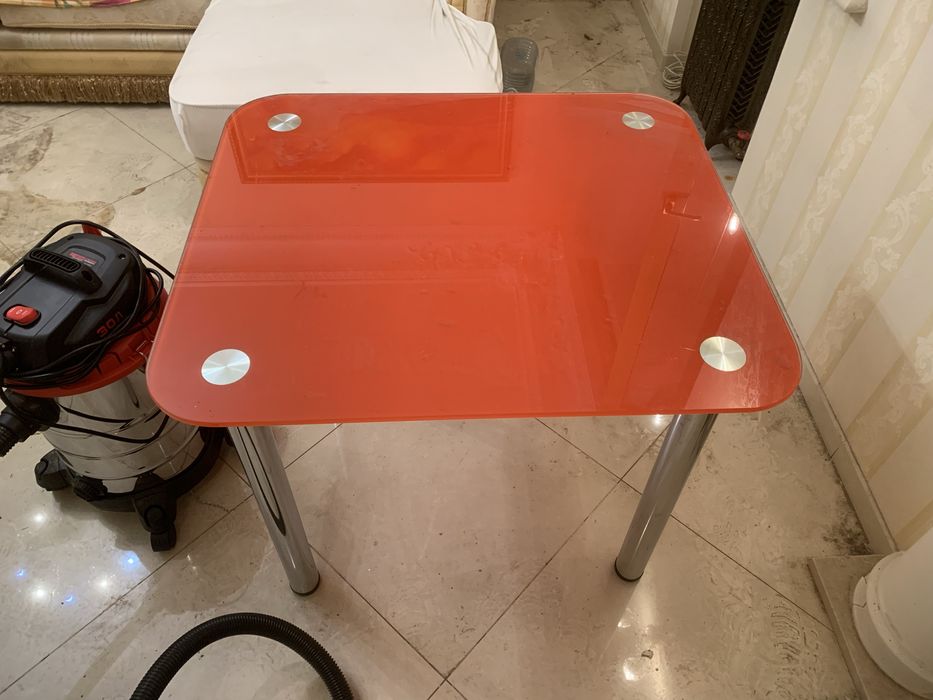 Продам стеклянный стол