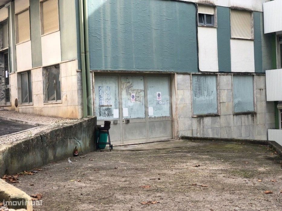 Loja com 210m² em cave com acesso direto à rua