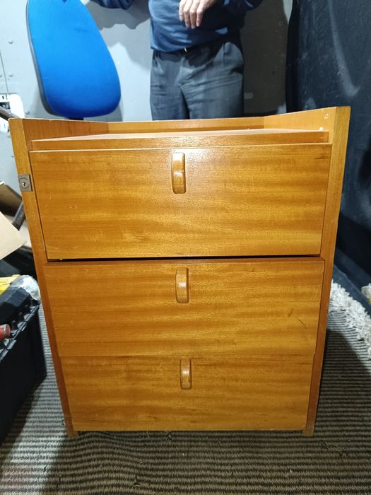 Armário com gavetas e rodas