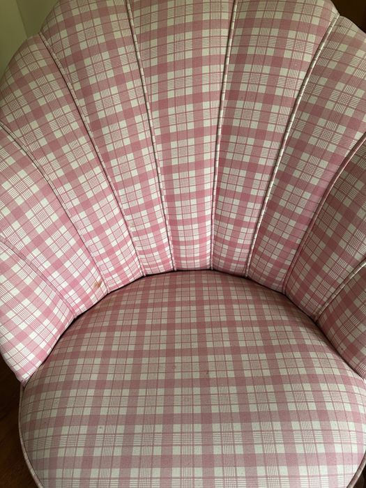 Senhorinha com colcha e almofada a combinar. Fica um quarto lindo