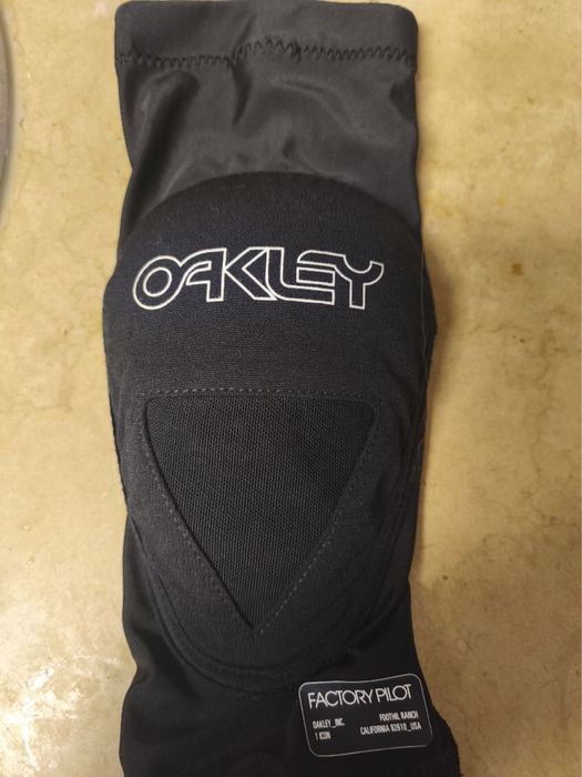 Cotoveleiras oakley factory pilot