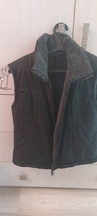 Продам теплую жилетку