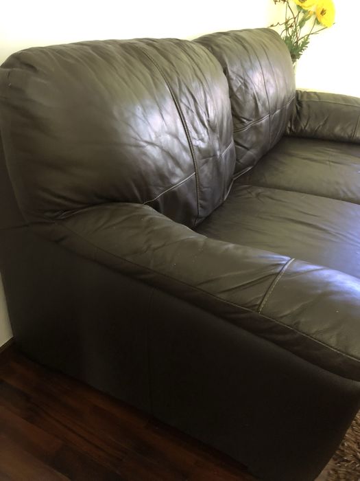 Sofá de pele castanha