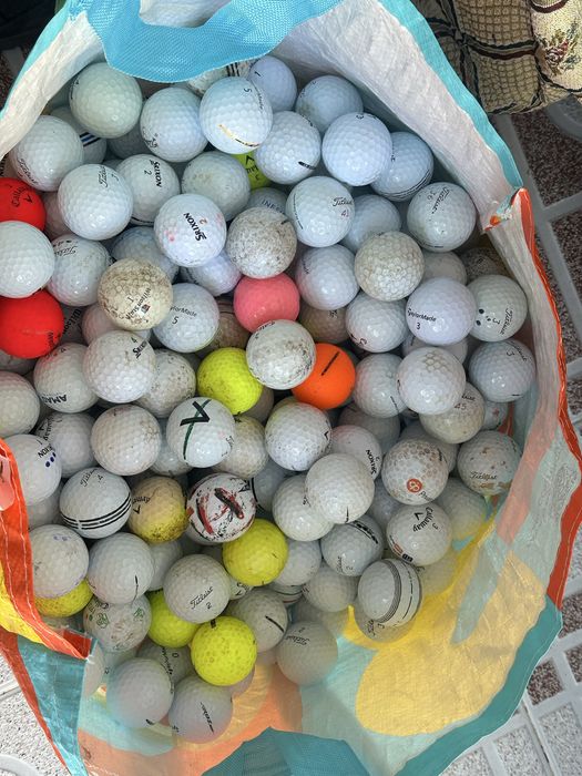 Vendo 370 bolas de golf variadas