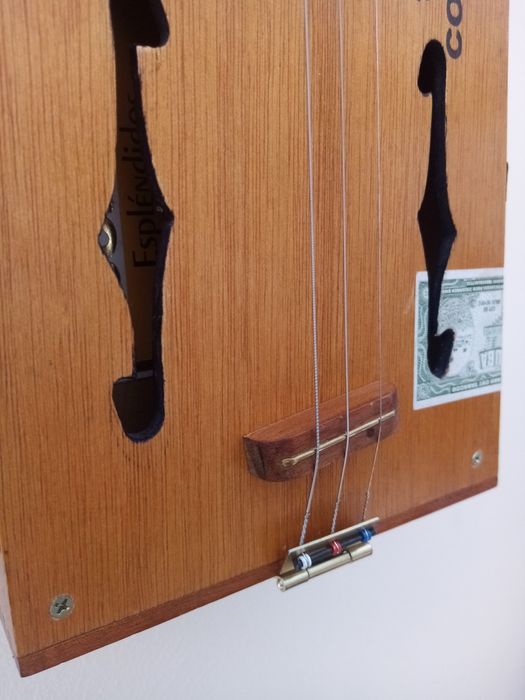 Cigar box guitar