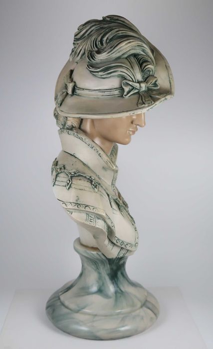 Busto de dama com chapéu