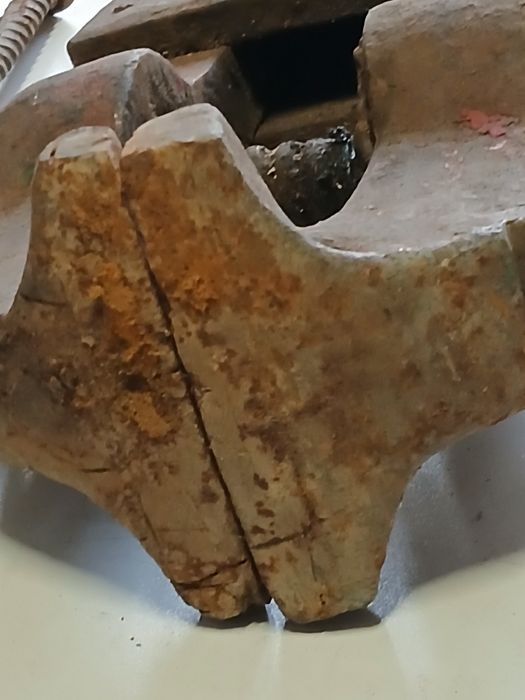 Stare imadło kowalskie do remontu