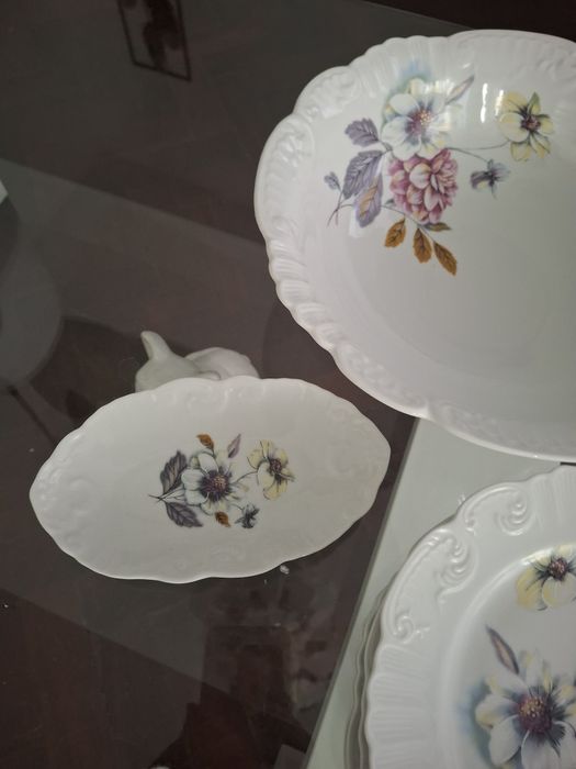 Cheerful Tableware Pieces425231046159912960