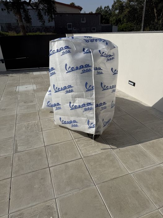 Vendo vespa 946 nova
