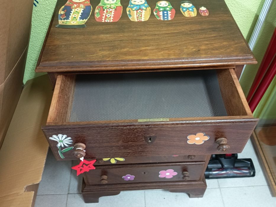 Cómoda com gavetas