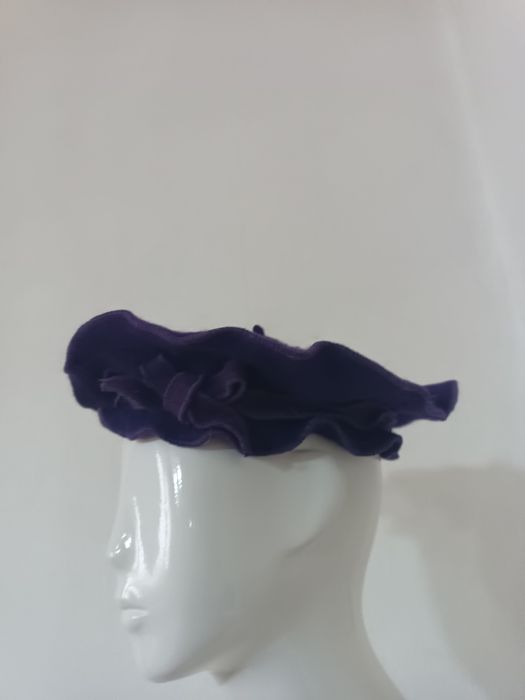 Elegancki beret wełniany fioletowy z ozdobną kokardą i falbanką