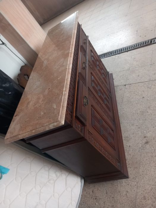 Aparador com tampo em mármore