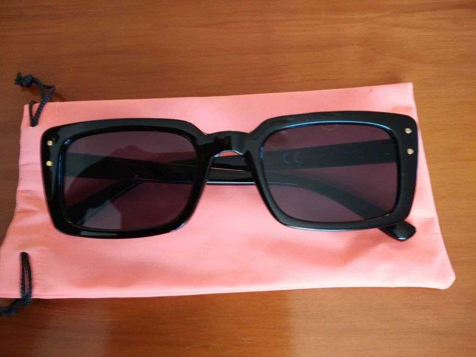 Par de óculos pretos