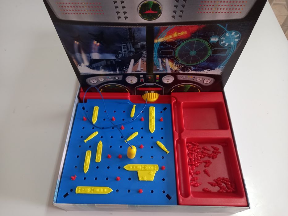 Jogo Batalha Naval Eletrónica da marca Clementoni.