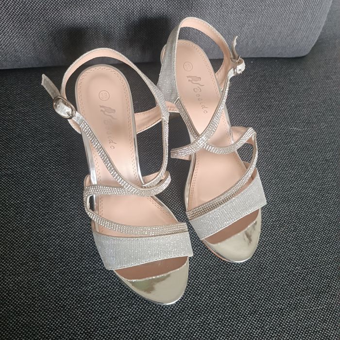 Srebrne sandałki jak nowe - na słupku rozm. 38