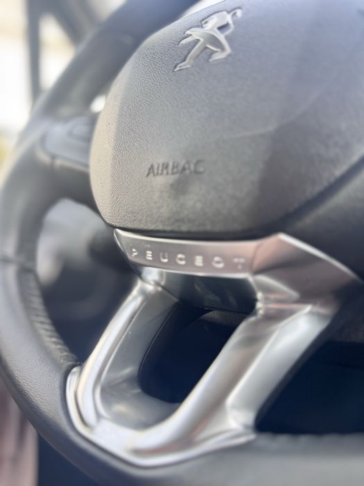 PEUGEOT 208 1.2  allure de 2015 nacional garantia de 18 meses