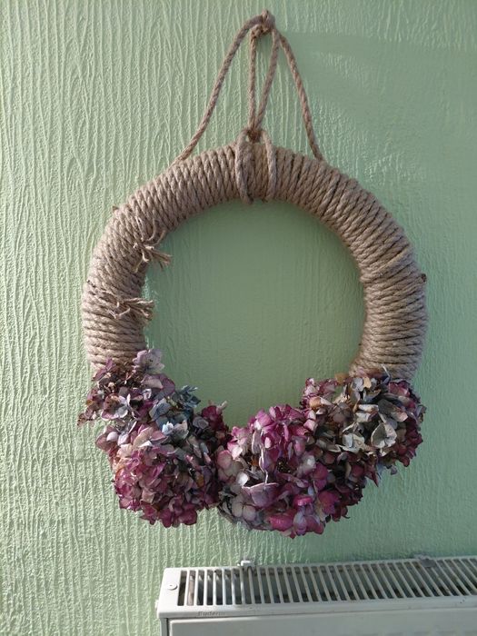 Wianek dekoracyjny ze sznurka i hortenscji