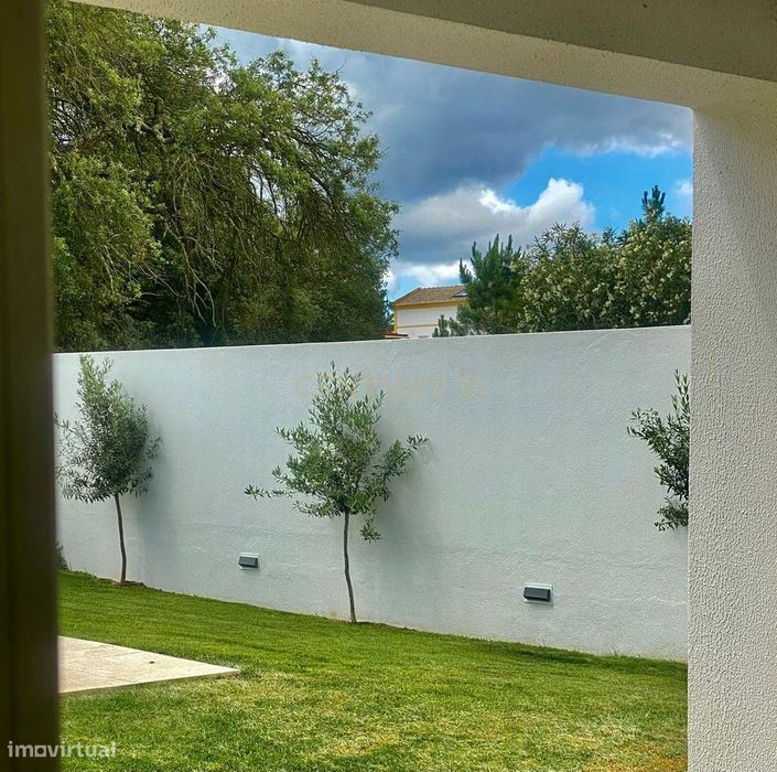4 Suítes + Piscina | Moradia Com Jardim E Garagem Em Azeitão