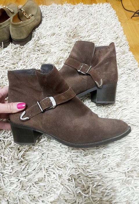 Botins em camurça castanho escuro tamanho 40.
