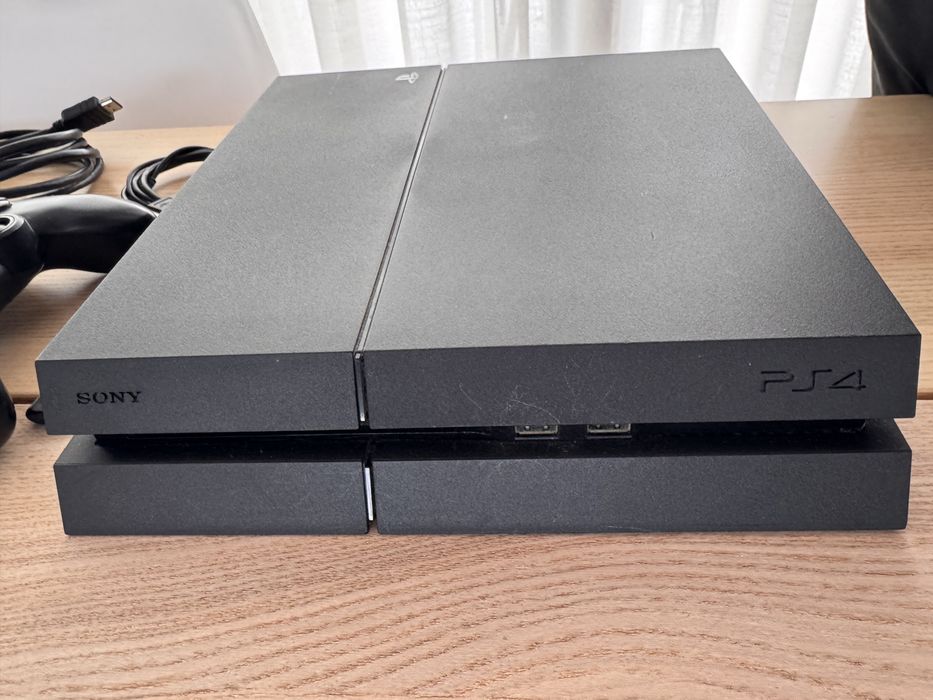 PS4 fat 500gb + comando sem fios + fios+ jogos