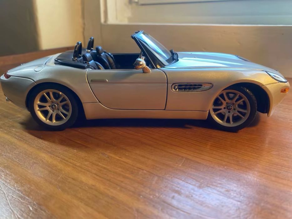 Carro miniatura BMW Z8 descapotável - Maisto - Escala 1/18