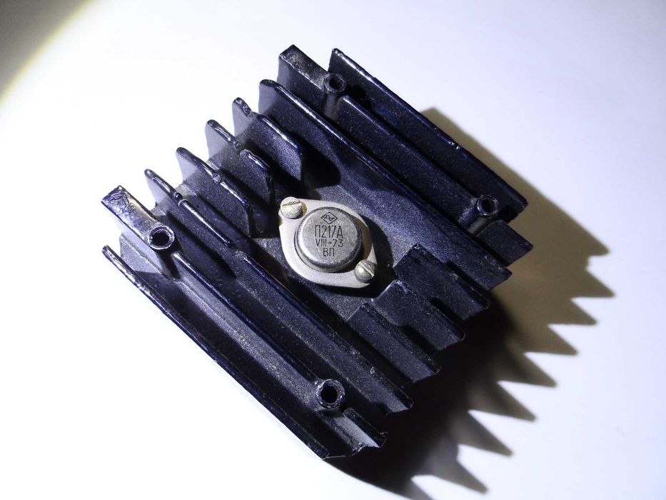 Транзисторы на радиаторах.