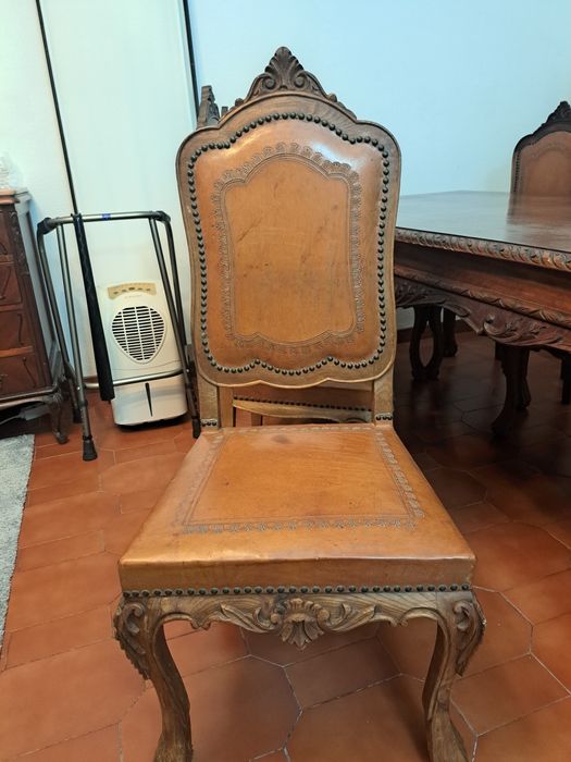 Antiga mesa de jantar em madeira maciça com 8 cadeiras