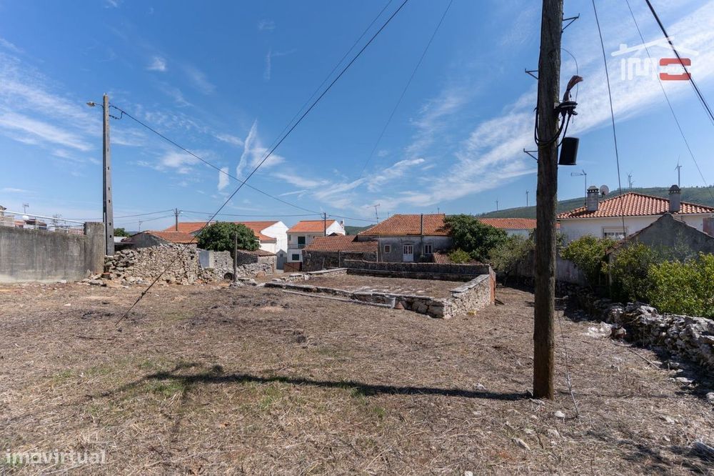 Moradia T3 para Restauro em Alqueidão da Serra