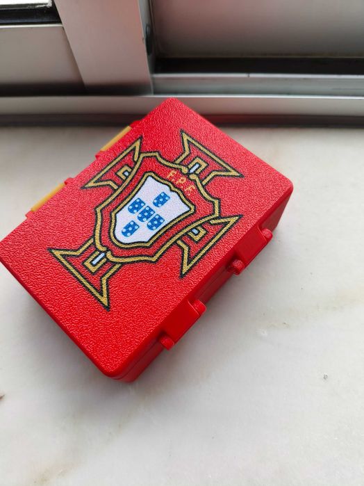 Pack Mundial 2026 Panini – 100 Cromos + Caixa de Arrumação
