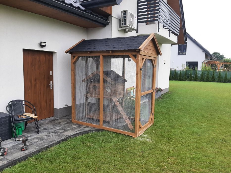 Buda dla kota z wolierą