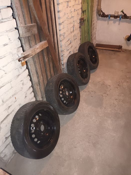 Komplet 4 felg z zimowymi oponami NOKIAN 175/65 r14
