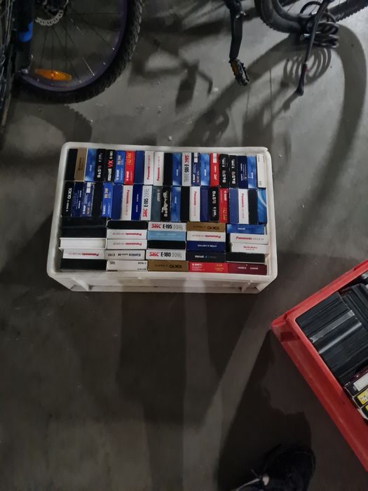 70 kaset VHS.  Nagrane różne filmy.  Szklana pułapką, van damme, bond, gwiezdne wojny, takie tam glupoty