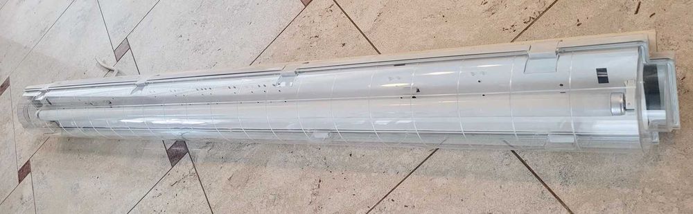 lampa do garażu halogen z obudową