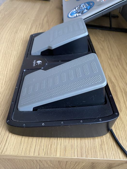 Руль ігровий Logitech