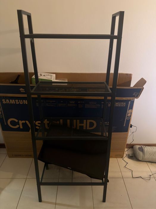 Estante em bom estado