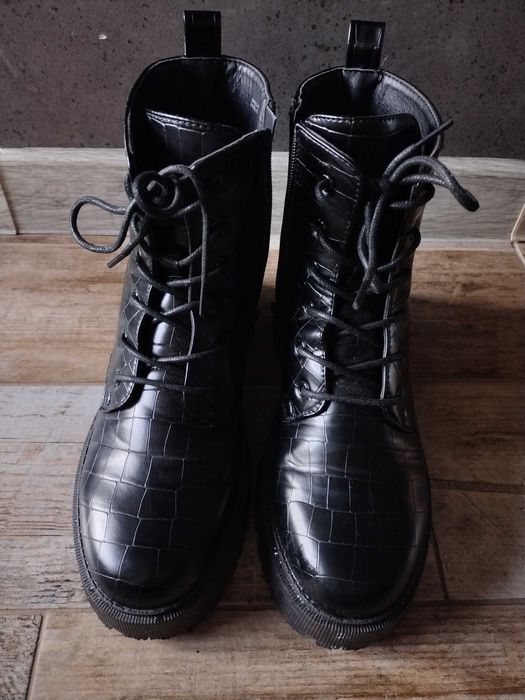 Buty czarne wiązane 39