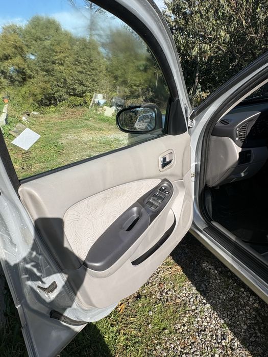 Nissan Almera 1.5 Gasolina — 172.683 km