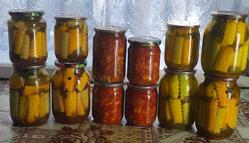 Різноманітна домашня консервація (огірки, кабачки, салати, варення)