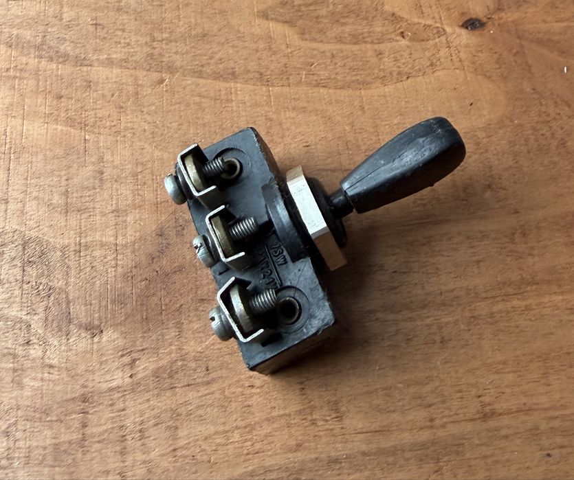 Stary przełącznik kołyskowy