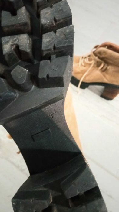 Botas com salto. Pouco usado