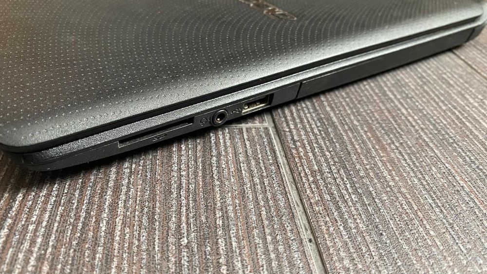 Portátil Acer Aspire ES1-523