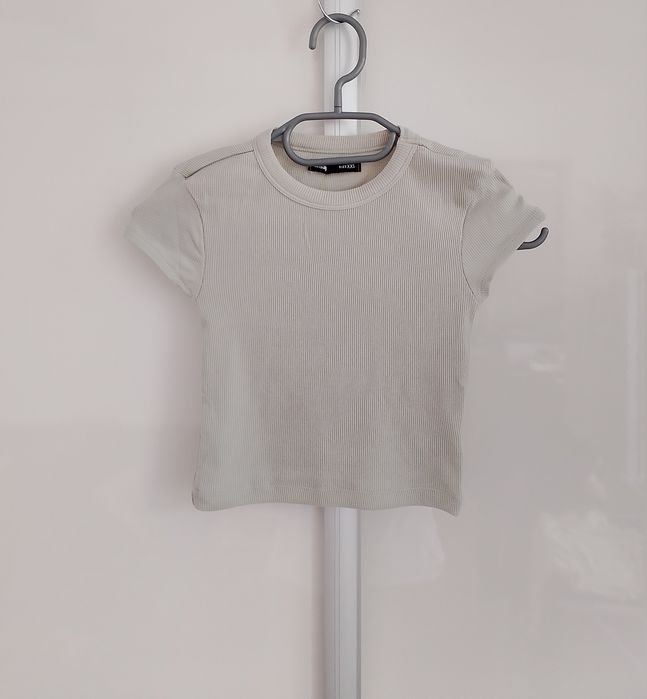 Prążkowany crop top basic koszulka t-shirt Sinsay XXS
Długość 35,5 cm
Szerokość pod pachami 26 cm