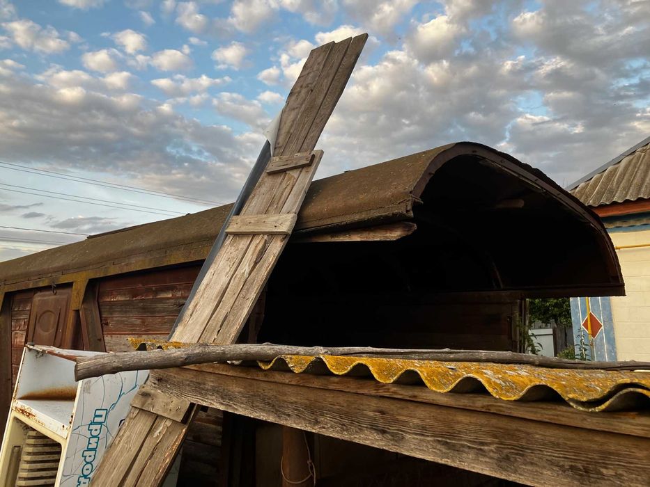 Метало/дерев'яний гараж з залізно-дорожнього вагона!