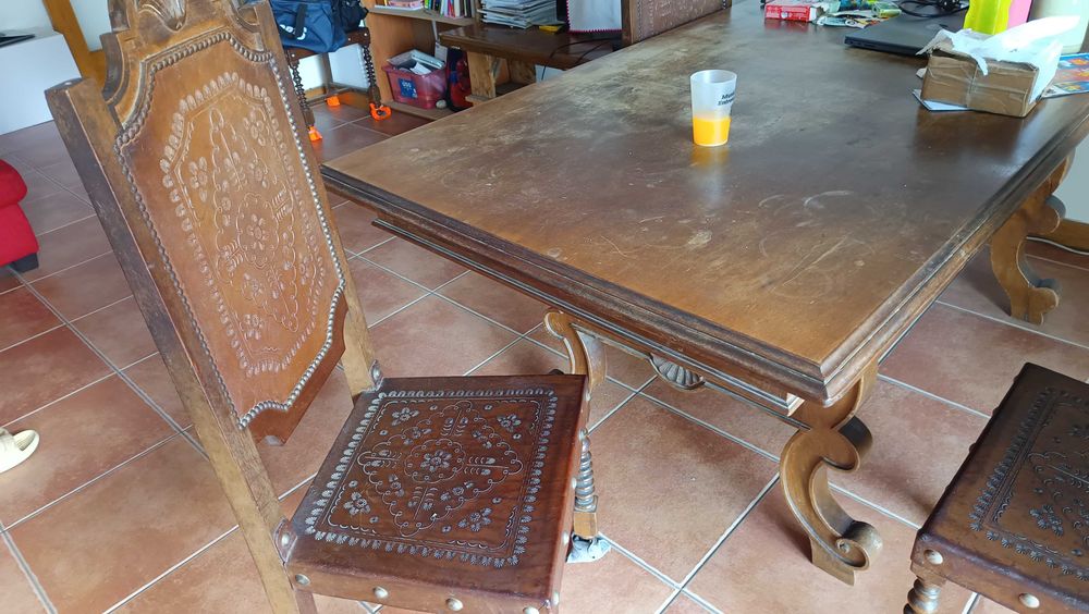 Um conjunto de uma mesa e cadeiras