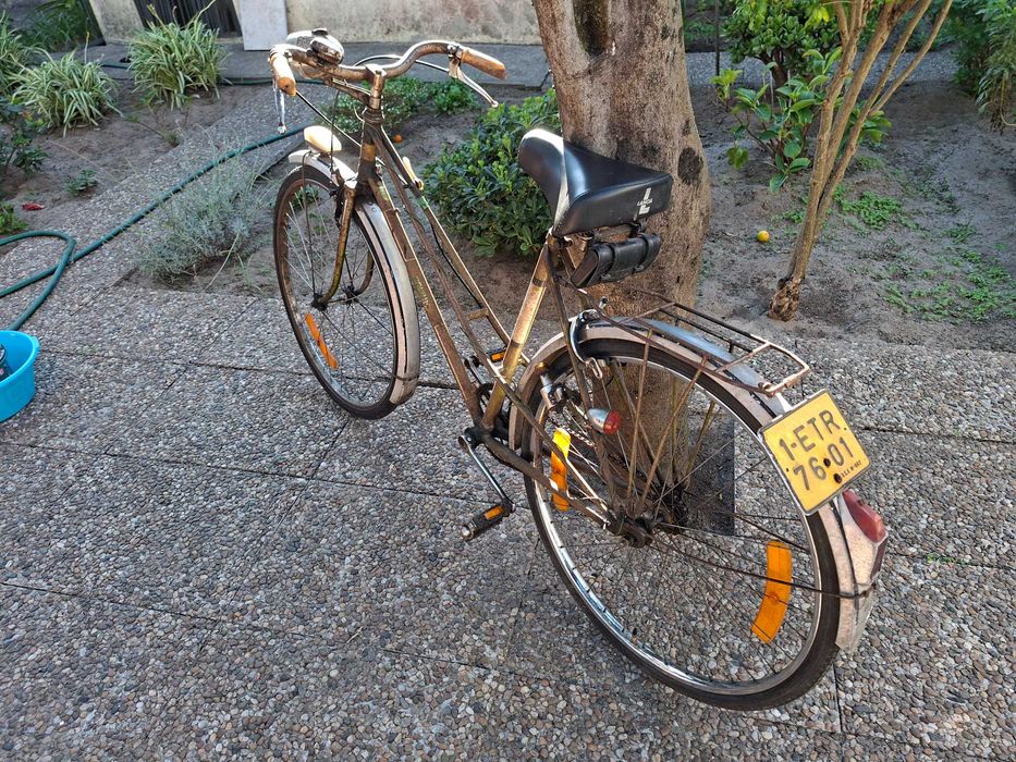 Bicicleta pedaleira antiga