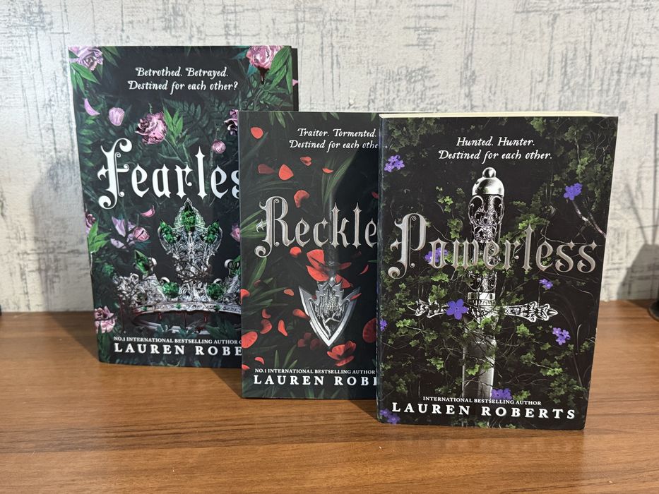 Трилогія книг «Powerless»