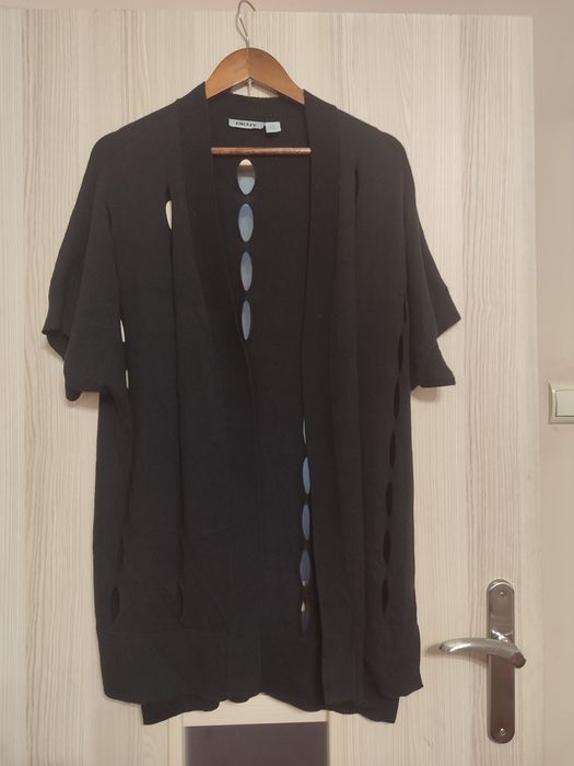 Kardigan z wycięciami marki DKNY długość 84cm piękne wygląda z paskiem