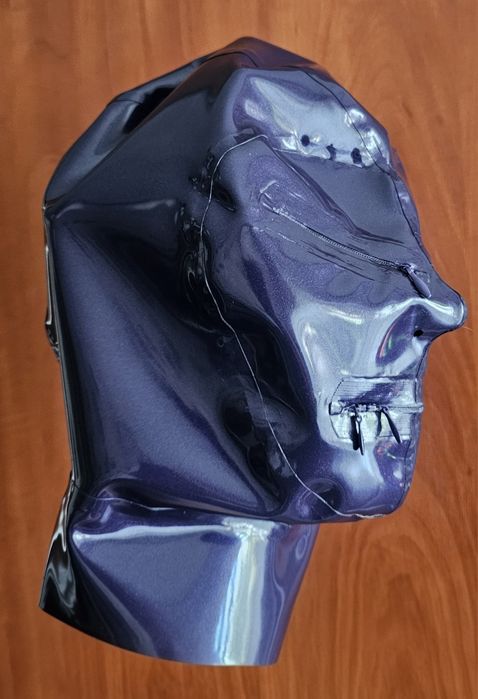 Маска зі справжнього латексу